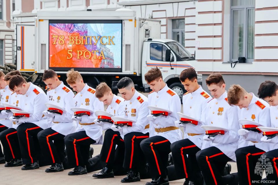 Сотрудники Главного управления МЧС России по Тверской области приняли участие в торжественных церемониях выпуска молодых специалистов Сотрудники Главного управления МЧС России по Тверской области приняли участие в торжественных церемониях выпуска молодых специалистов