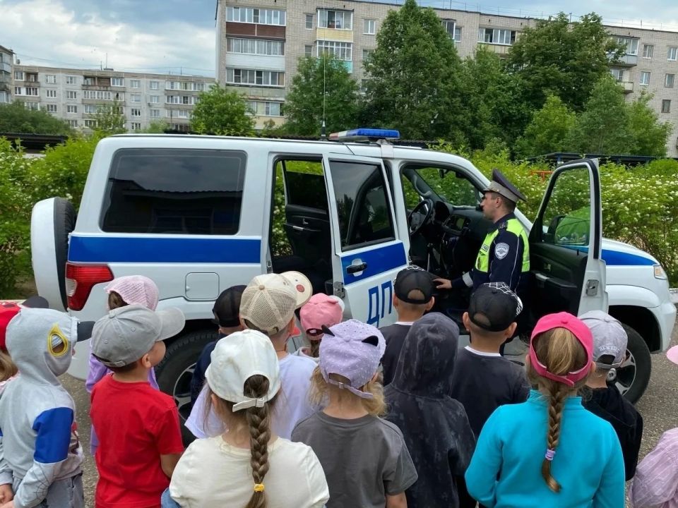 Торжокские автоинспекторы провели обучающее занятие для воспитанников МБДОУ №1 Торжокские автоинспекторы провели обучающее занятие для воспитанников МБДОУ №1