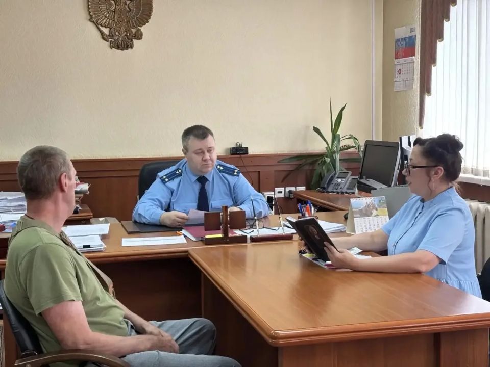 Прокурором Западнодвинского района Евгением Масленниковым совместно с координатором Фонда поддержки участников СВО «Защитники Отечества» по Тверской области в Западнодвинском районе Маргаритой Ларченковой проведён приём... Прокурором Западнодвинского района Евгением Масленниковым совместно с координатором Фонда поддержки участников СВО «Защитники Отечества» по Тверской области в Западнодвинском районе Маргаритой Ларченковой проведён приём...