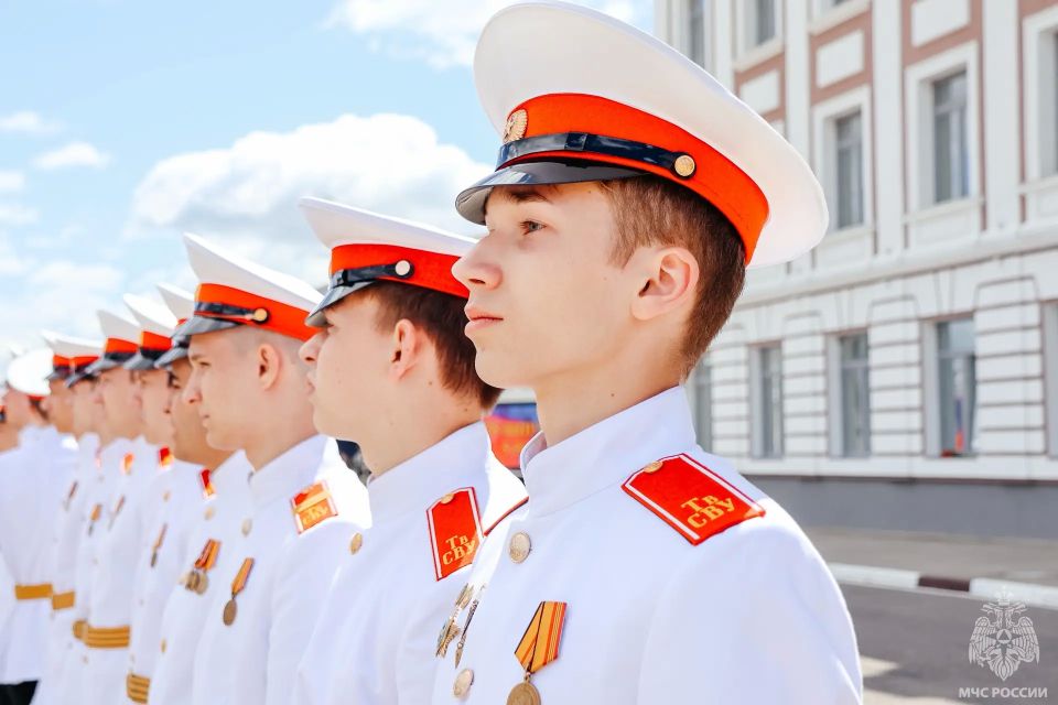 Сотрудники Главного управления МЧС России по Тверской области приняли участие в торжественных церемониях выпуска молодых специалистов Сотрудники Главного управления МЧС России по Тверской области приняли участие в торжественных церемониях выпуска молодых специалистов