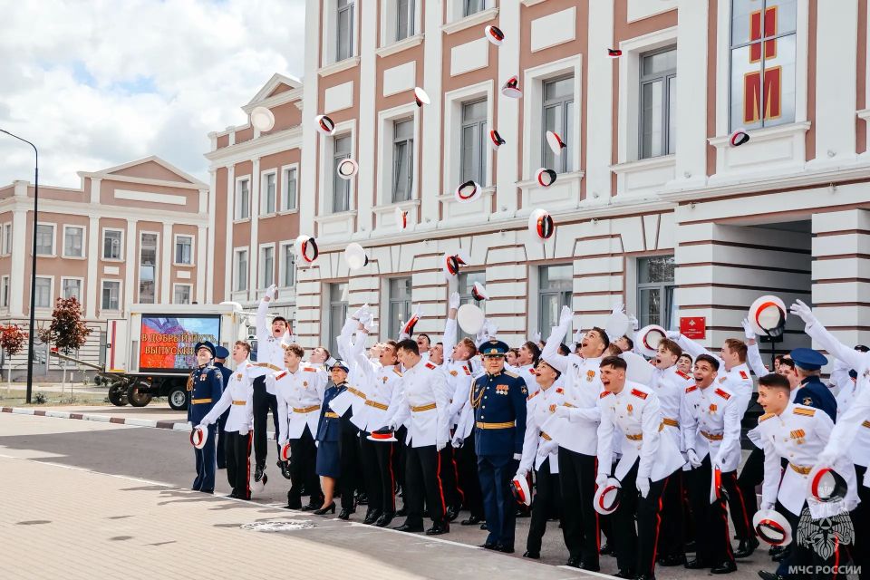 Сотрудники Главного управления МЧС России по Тверской области приняли участие в торжественных церемониях выпуска молодых специалистов Сотрудники Главного управления МЧС России по Тверской области приняли участие в торжественных церемониях выпуска молодых специалистов