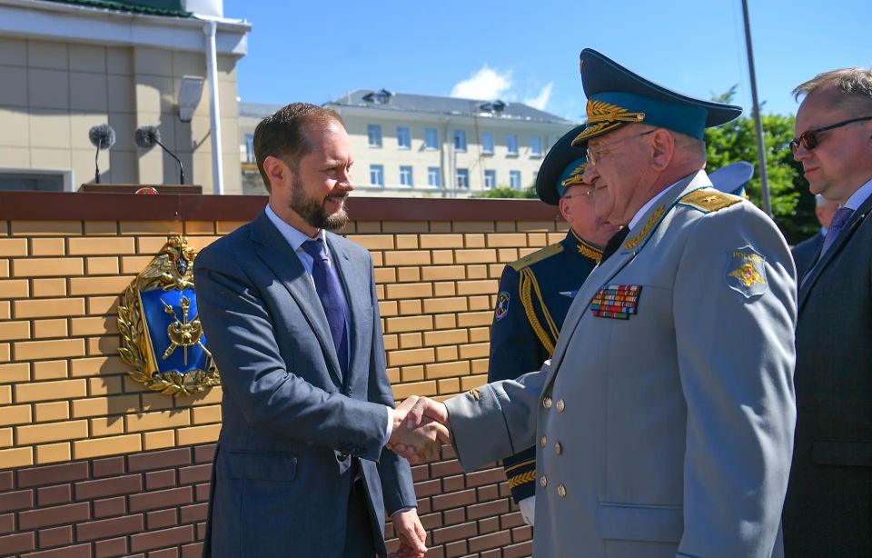 Виталий Королев: Более трёхсот пятидесяти молодых офицеров – выпускников нашей прославленной Военной академии воздушно-космической обороны имени Маршала Советского Союза Г. К. Жукова готовы вступить в ряды Вооружённых Сил... Виталий Королев: Более трёхсот пятидесяти молодых офицеров – выпускников нашей прославленной Военной академии воздушно-космической обороны имени Маршала Советского Союза Г. К. Жукова готовы вступить в ряды Вооружённых Сил...
