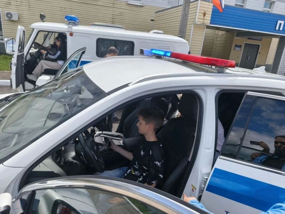 В ТВЕРСКОЙ ОБЛАСТИ ПОЛИЦЕЙСКИЕ И ОБЩЕСТВЕННИКИ ОРГАНИЗОВАЛИ МЕРОПРИЯТИЯ ДЛЯ ДЕТЕЙ В РАМКАХ АКЦИИ «КАНИКУЛЫ С ОБЩЕСТВЕННЫМ СОВЕТОМ» В ТВЕРСКОЙ ОБЛАСТИ ПОЛИЦЕЙСКИЕ И ОБЩЕСТВЕННИКИ ОРГАНИЗОВАЛИ МЕРОПРИЯТИЯ ДЛЯ ДЕТЕЙ В РАМКАХ АКЦИИ «КАНИКУЛЫ С ОБЩЕСТВЕННЫМ СОВЕТОМ»