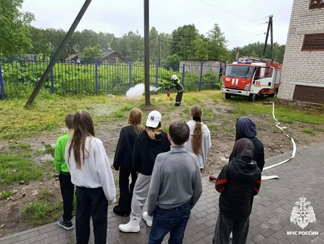 Спасатели в гостях у юных патриотов Спасатели в гостях у юных патриотов