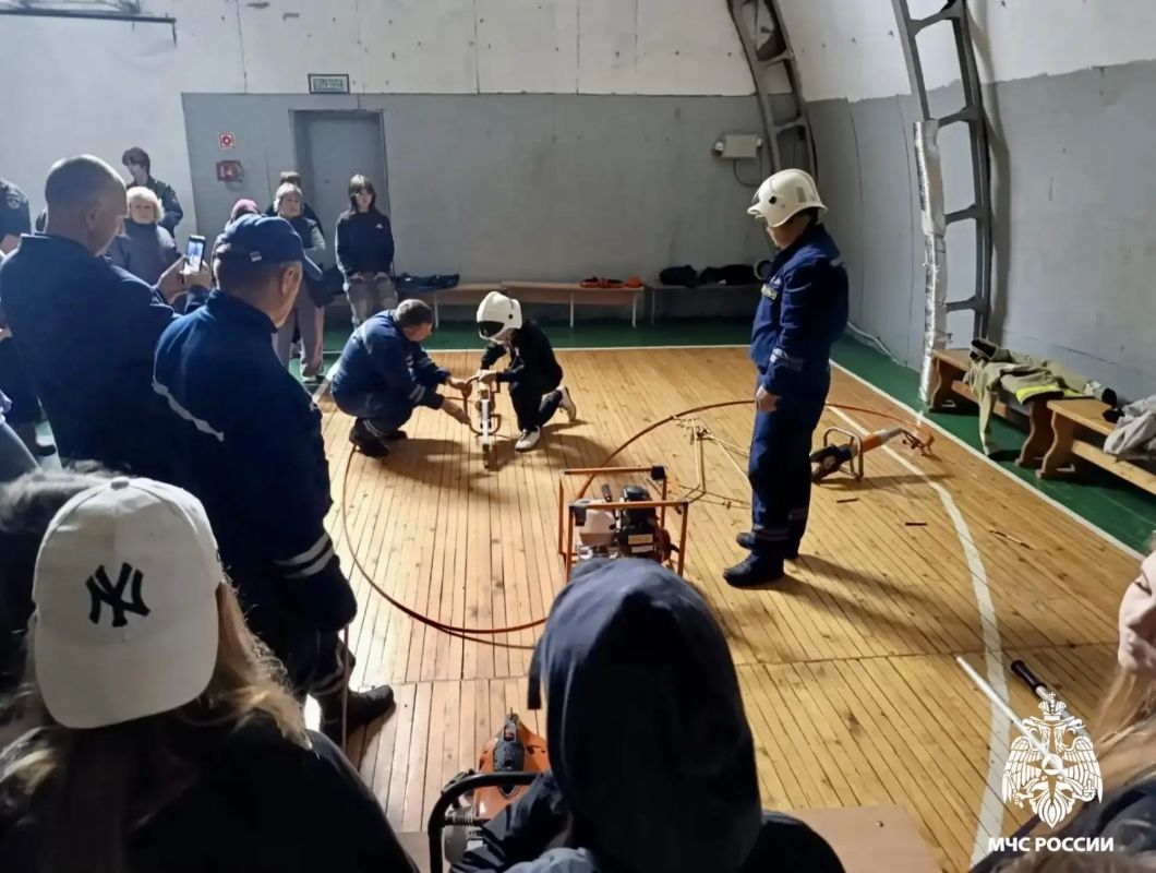 Спасатели в гостях у юных патриотов Спасатели в гостях у юных патриотов