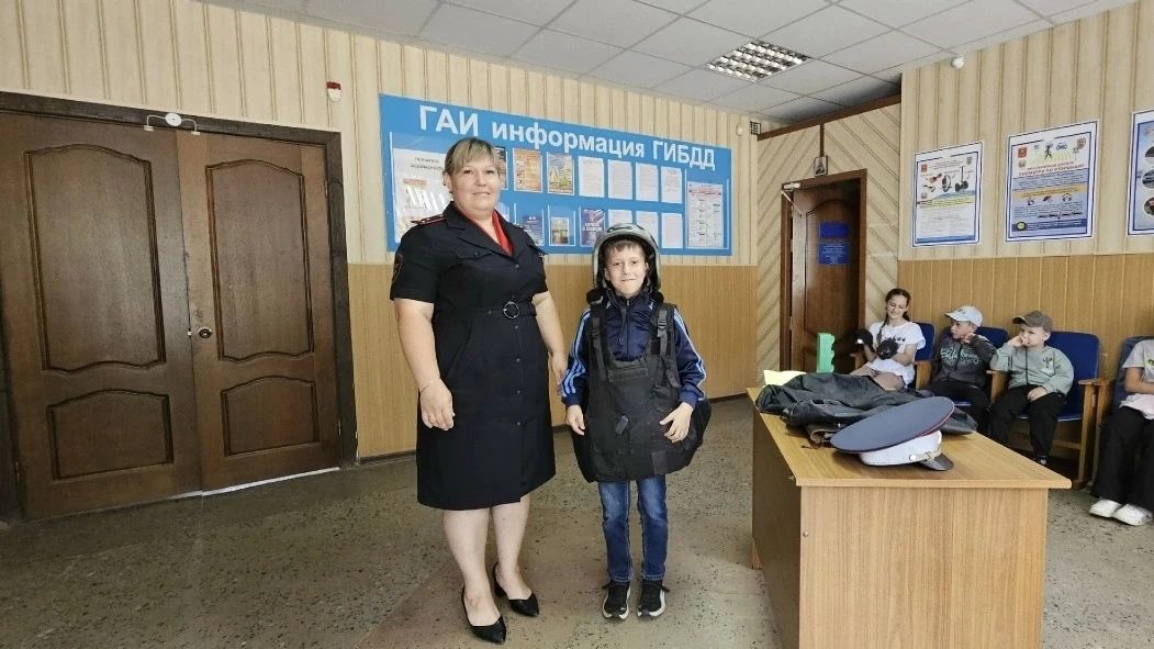 В Ржевском муниципальном округе автоинспекторы провели экскурсию для учащихся МОУ Чертолинская СОШ В Ржевском муниципальном округе автоинспекторы провели экскурсию для учащихся МОУ Чертолинская СОШ