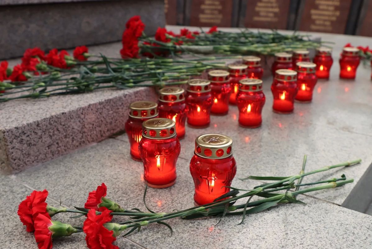 22 июня, ровно в четыре часа: в день памяти и скорби тверские полицейские приняли участие в патриотической акции «Свеча памяти» 22 июня, ровно в четыре часа: в день памяти и скорби тверские полицейские приняли участие в патриотической акции «Свеча памяти»
