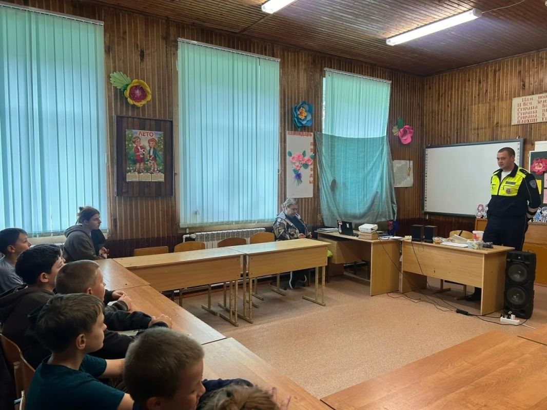 Сотрудники Нелидовской Госавтоинспекции провели профилактические беседы по дорожной безопасности в летних пришкольных лагерях Сотрудники Нелидовской Госавтоинспекции провели профилактические беседы по дорожной безопасности в летних пришкольных лагерях