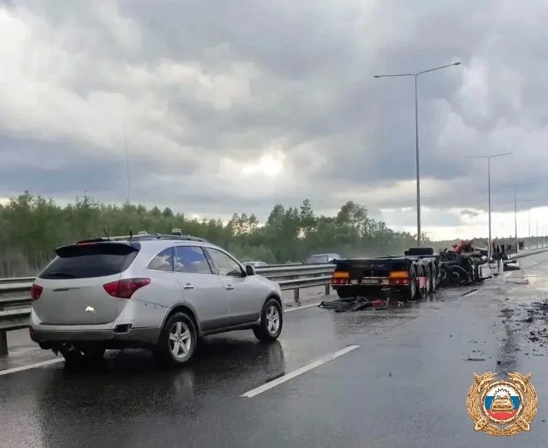 В Тверской области после столкновения с автокраном фура "разделилась" надвое