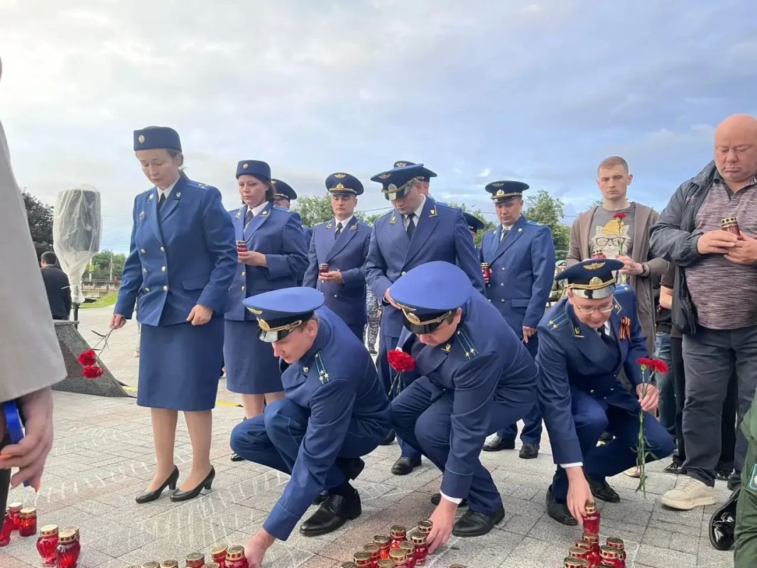 Сегодня, 22 июня, прокуроры и заместители прокуроров районных прокуратур города Твери и Калининского района приняли участие в акции «Свеча памяти», посвящённой Дню памяти и скорби, которая прошла в областном центре Сегодня, 22 июня, прокуроры и заместители прокуроров районных прокуратур города Твери и Калининского района приняли участие в акции «Свеча памяти», посвящённой Дню памяти и скорби, которая прошла в областном центре