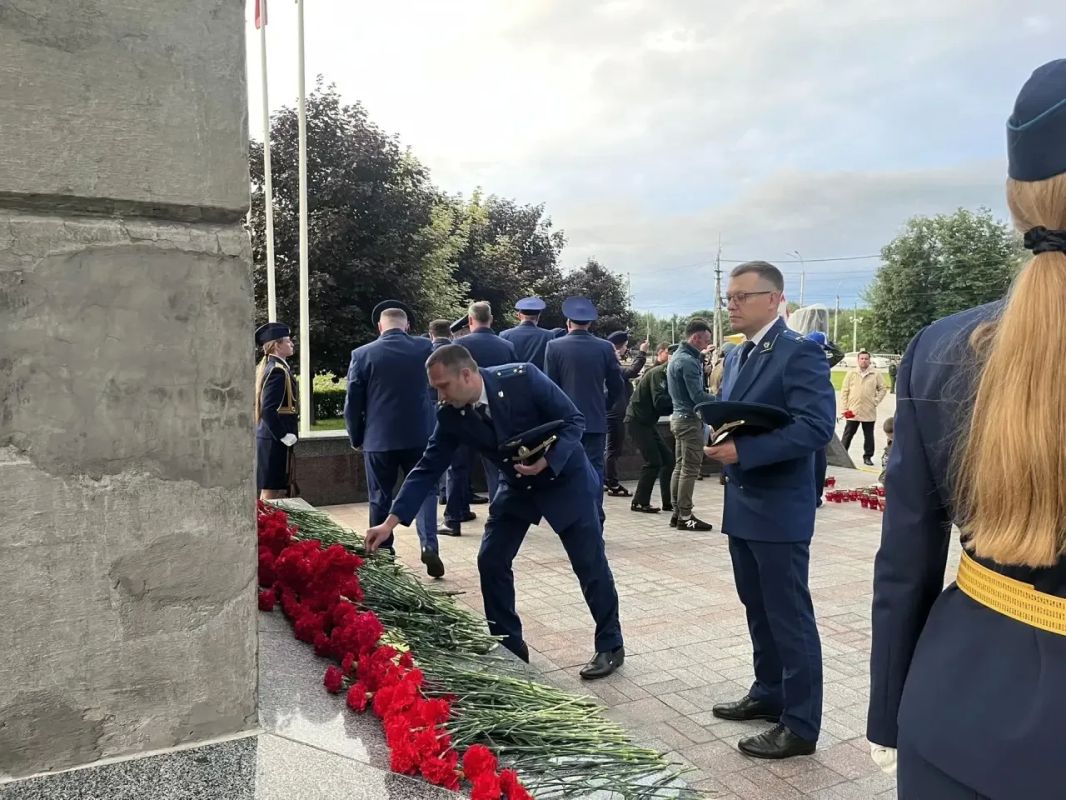 Сегодня, 22 июня, прокуроры и заместители прокуроров районных прокуратур города Твери и Калининского района приняли участие в акции «Свеча памяти», посвящённой Дню памяти и скорби, которая прошла в областном центре Сегодня, 22 июня, прокуроры и заместители прокуроров районных прокуратур города Твери и Калининского района приняли участие в акции «Свеча памяти», посвящённой Дню памяти и скорби, которая прошла в областном центре