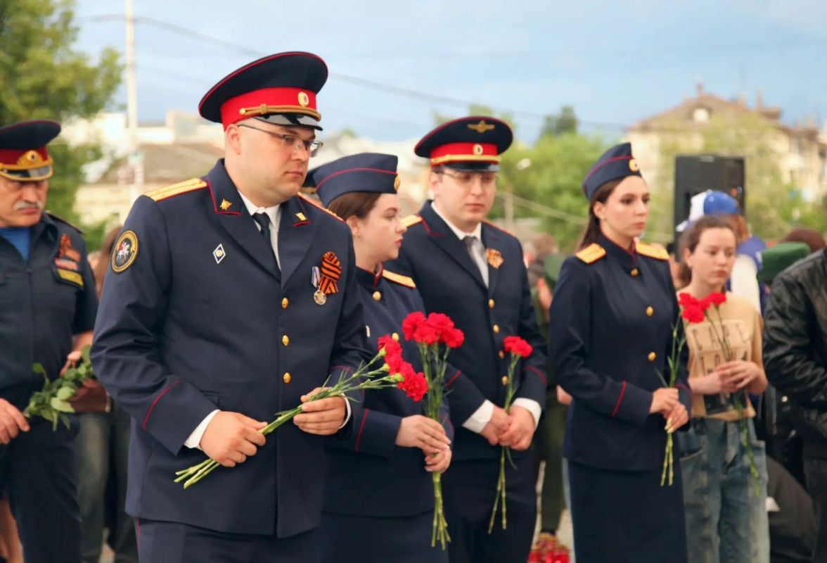 В Твери офицеры Следственного комитета присоединились к патриотической акции «Свеча памяти» В Твери офицеры Следственного комитета присоединились к патриотической акции «Свеча памяти»