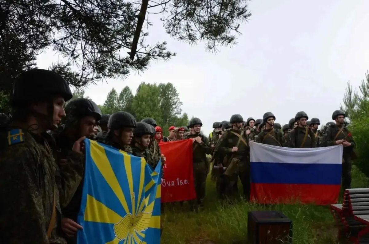 В Тверской области курсанты и офицеры совершили 15-километровый марш-бросок В Тверской области курсанты и офицеры совершили 15-километровый марш-бросок