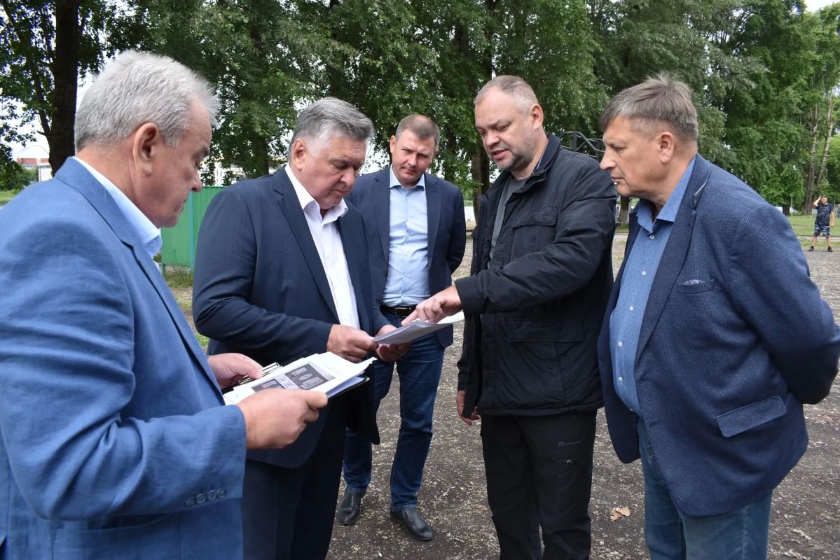 Глава Твери Алексей Огоньков в рамках инспекционного выезда посетил ряд территорий, на которых этим летом будут установлены детские спортивно-игровые площадки Глава Твери Алексей Огоньков в рамках инспекционного выезда посетил ряд территорий, на которых этим летом будут установлены детские спортивно-игровые площадки