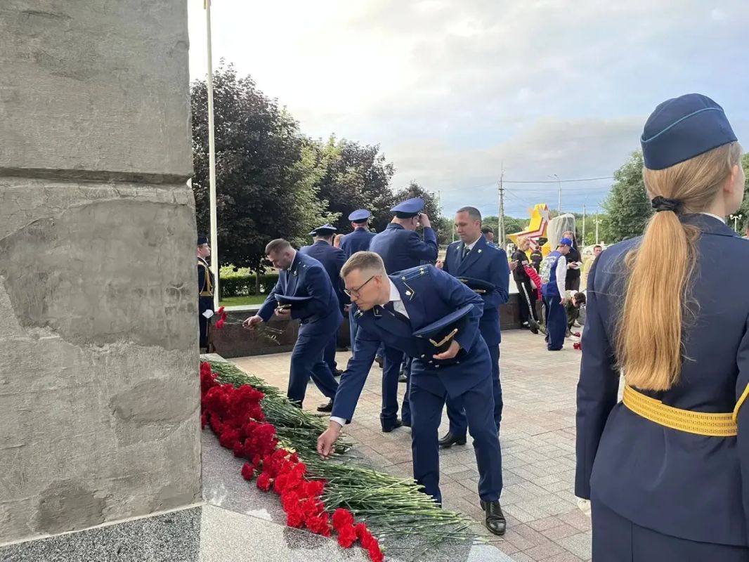 Сегодня, 22 июня, прокуроры и заместители прокуроров районных прокуратур города Твери и Калининского района приняли участие в акции «Свеча памяти», посвящённой Дню памяти и скорби, которая прошла в областном центре Сегодня, 22 июня, прокуроры и заместители прокуроров районных прокуратур города Твери и Калининского района приняли участие в акции «Свеча памяти», посвящённой Дню памяти и скорби, которая прошла в областном центре