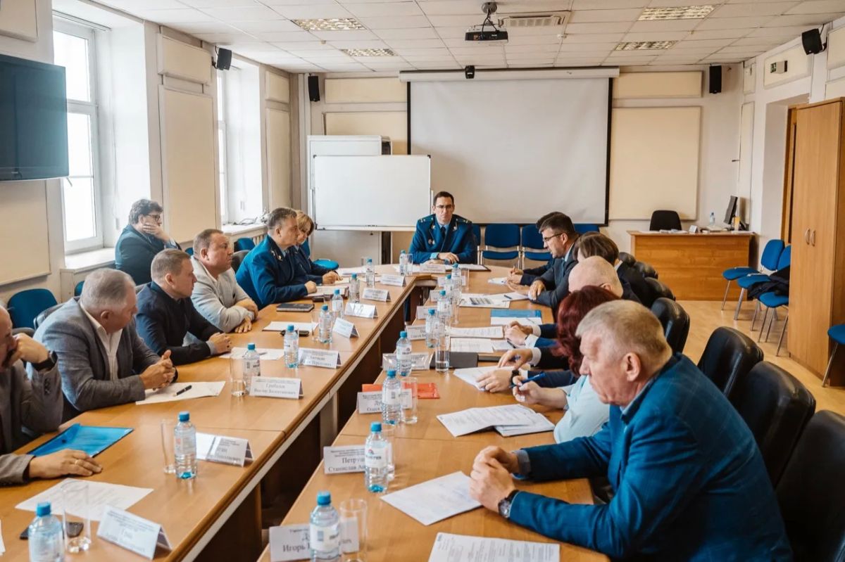 Прокурор Тверской области Денис Назаренко провёл встречу с предпринимателями региона Прокурор Тверской области Денис Назаренко провёл встречу с предпринимателями региона