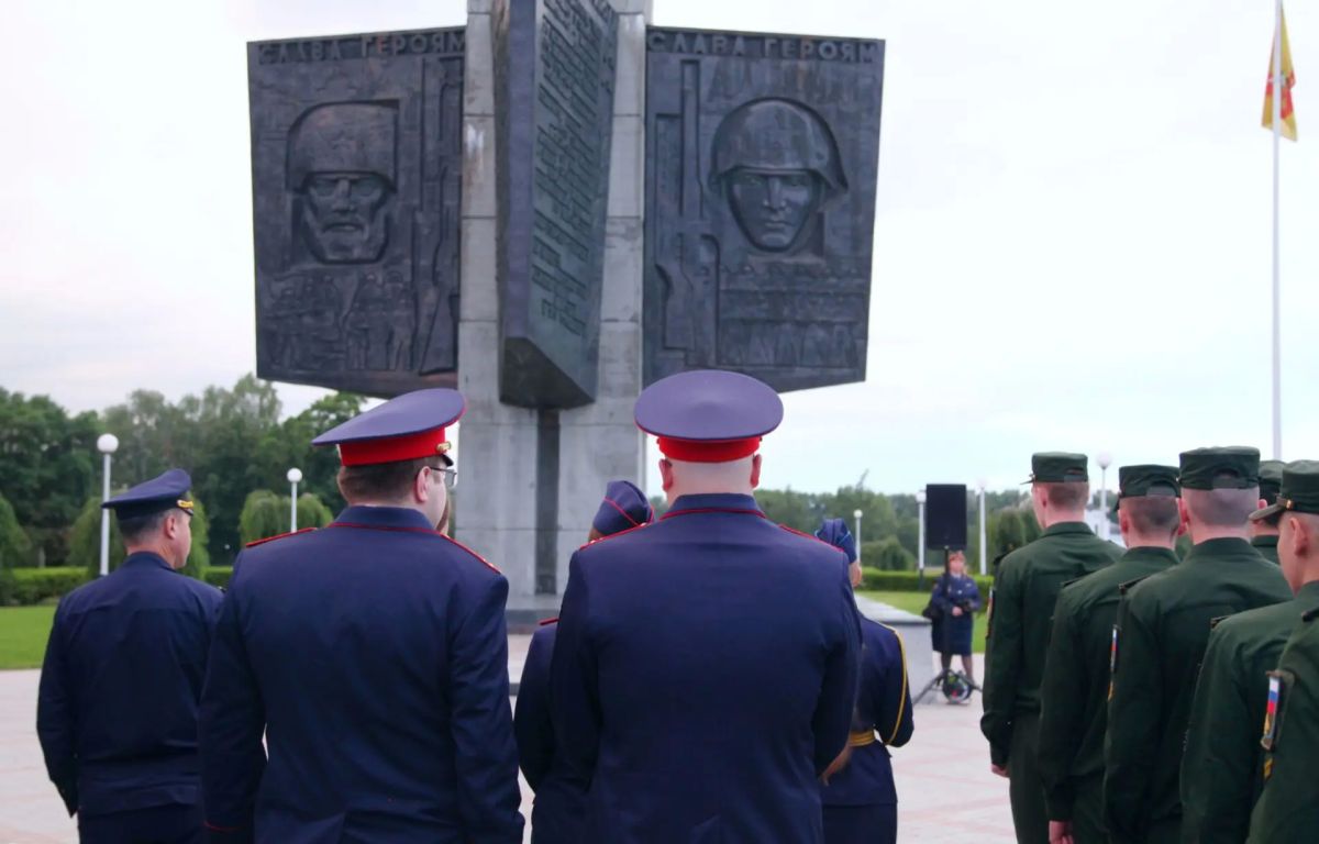 В Твери офицеры Следственного комитета присоединились к патриотической акции «Свеча памяти» В Твери офицеры Следственного комитета присоединились к патриотической акции «Свеча памяти»