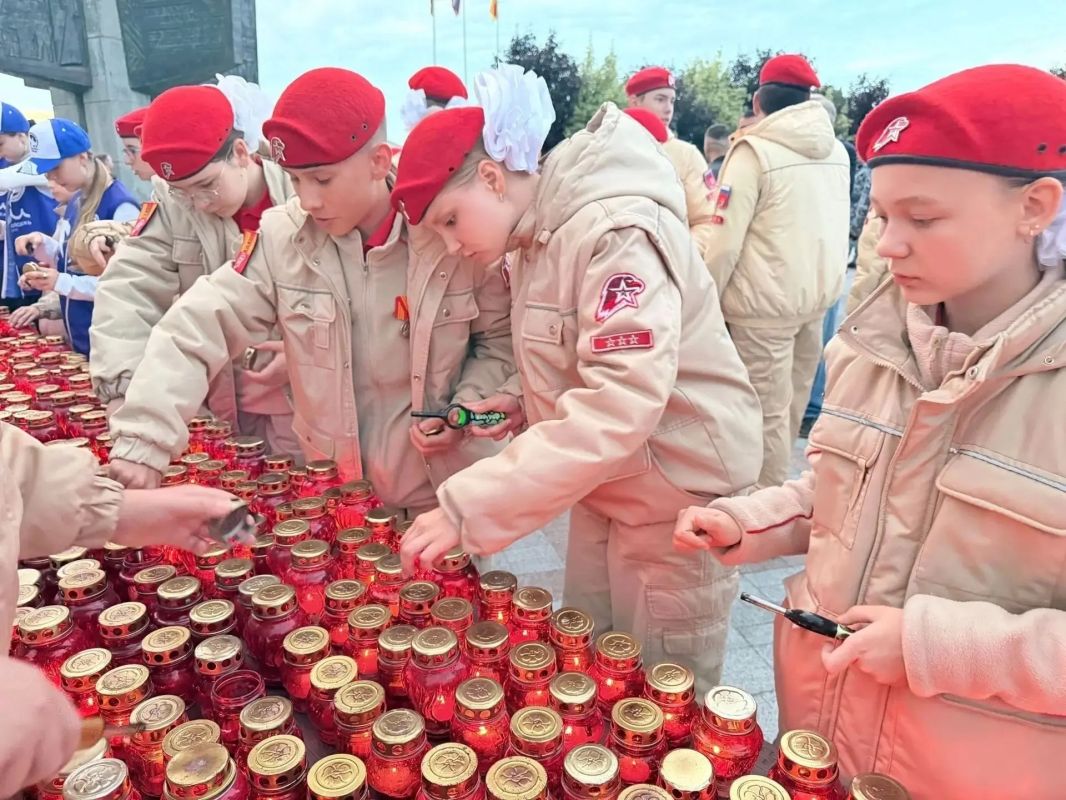 Сегодня в 3:45 возле Обелиска Победы прошла патриотическая акция «Свеча Памяти» Сегодня в 3:45 возле Обелиска Победы прошла патриотическая акция «Свеча Памяти»