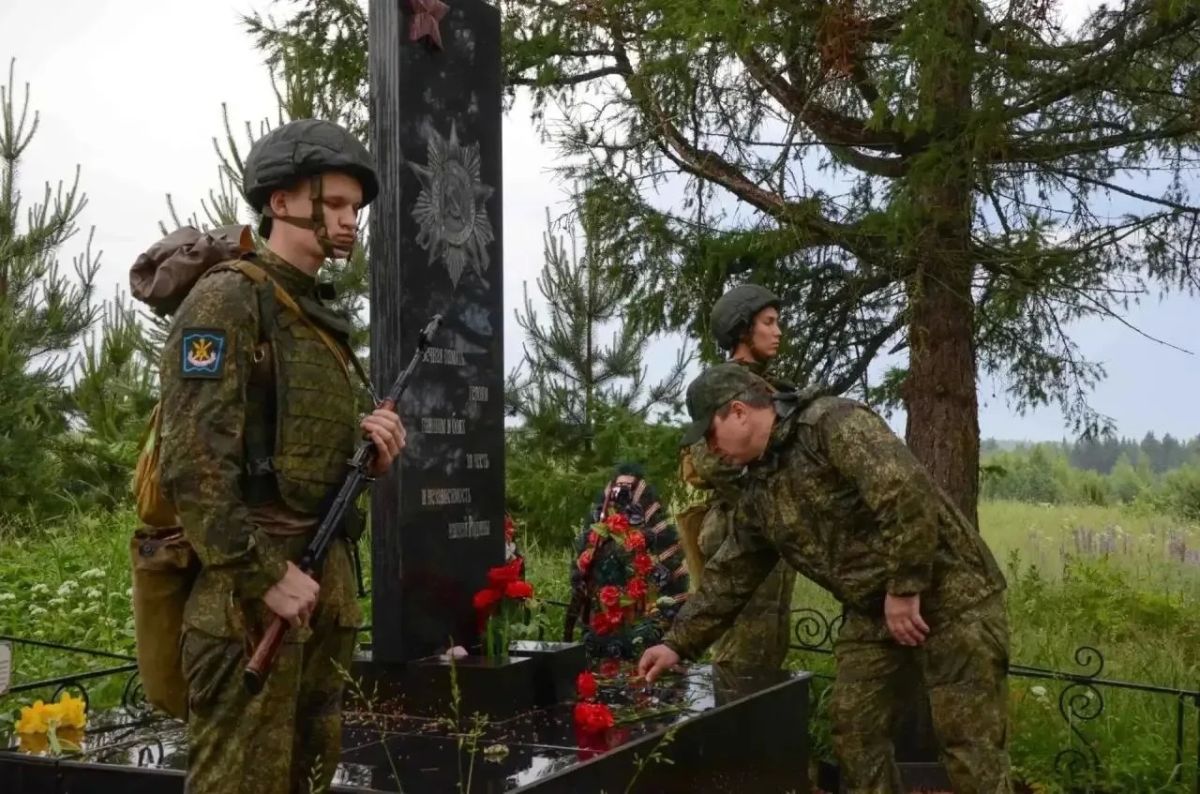 В Тверской области курсанты и офицеры совершили 15-километровый марш-бросок В Тверской области курсанты и офицеры совершили 15-километровый марш-бросок