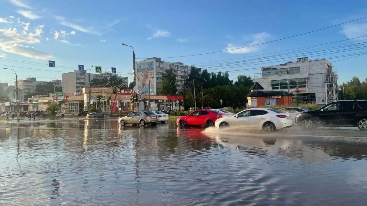 Появились эпичные фото "океана" на дорогах в Твери после грозы Появились эпичные фото "океана" на дорогах в Твери после грозы