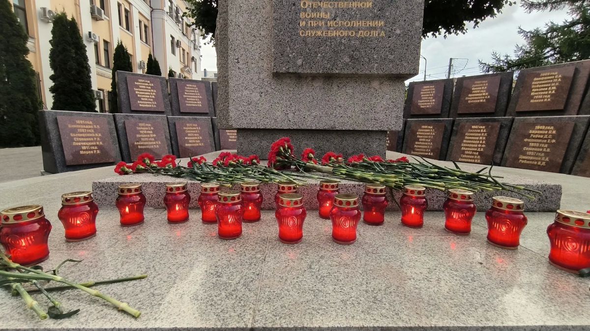 22 июня, ровно в четыре часа: в день памяти и скорби тверские полицейские приняли участие в патриотической акции «Свеча памяти» 22 июня, ровно в четыре часа: в день памяти и скорби тверские полицейские приняли участие в патриотической акции «Свеча памяти»