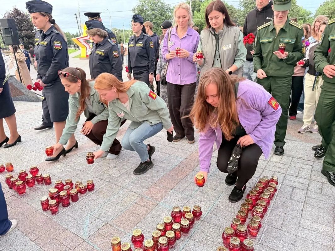 Сегодня в 3:45 возле Обелиска Победы прошла патриотическая акция «Свеча Памяти» Сегодня в 3:45 возле Обелиска Победы прошла патриотическая акция «Свеча Памяти»