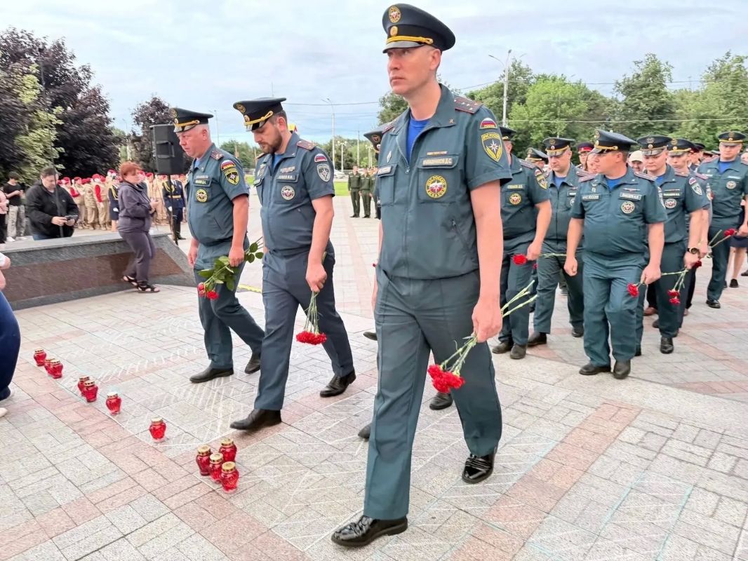 Сегодня в 3:45 возле Обелиска Победы прошла патриотическая акция «Свеча Памяти» Сегодня в 3:45 возле Обелиска Победы прошла патриотическая акция «Свеча Памяти»