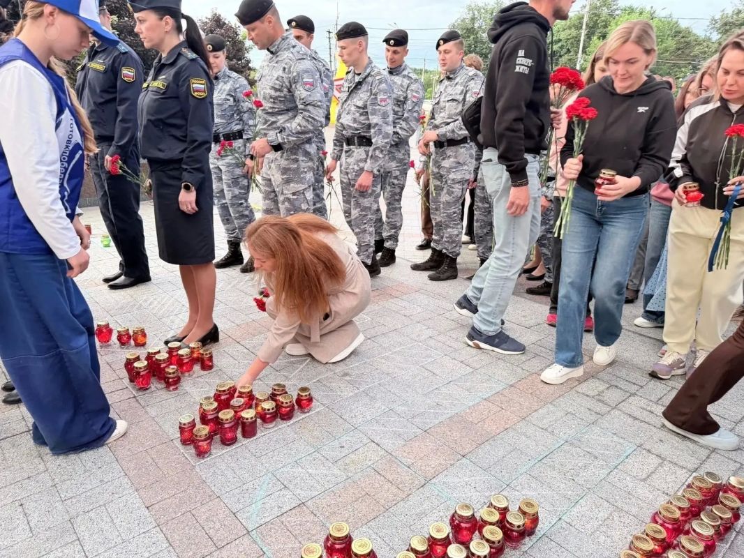 Сегодня в 3:45 возле Обелиска Победы прошла патриотическая акция «Свеча Памяти» Сегодня в 3:45 возле Обелиска Победы прошла патриотическая акция «Свеча Памяти»