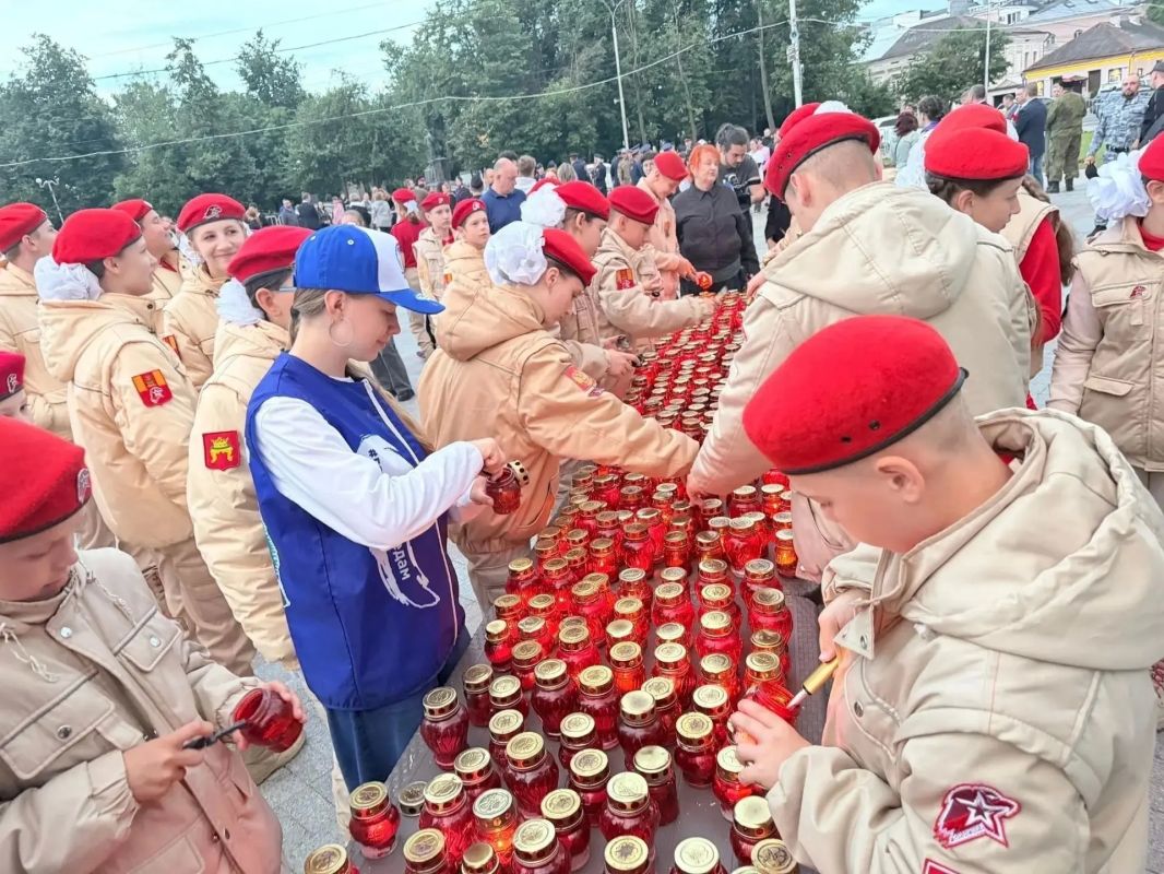 Сегодня в 3:45 возле Обелиска Победы прошла патриотическая акция «Свеча Памяти» Сегодня в 3:45 возле Обелиска Победы прошла патриотическая акция «Свеча Памяти»