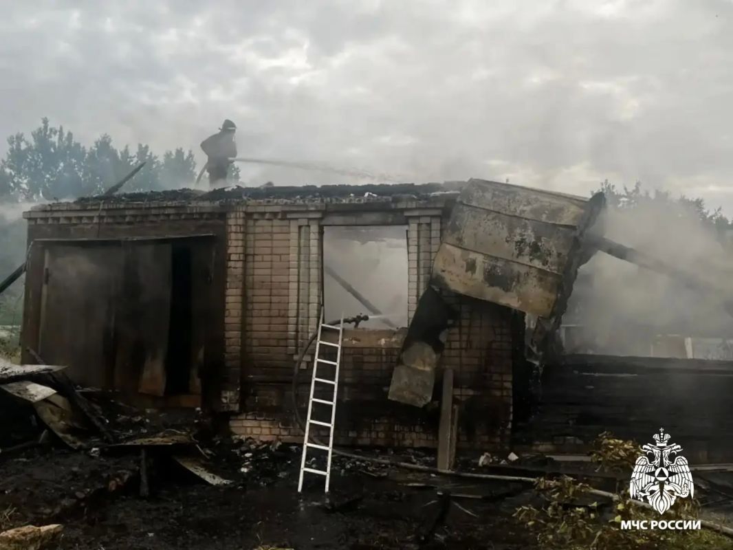 Неисправная печь = пожар. Сегодня ночью огнеборцы 72 и специализированной ПСЧ ликвидировали возгорание дачного дома в СНТ «Помисово» Калининского МО. Специалисты оперативно ликвидировали возгорание Неисправная печь = пожар. Сегодня ночью огнеборцы 72 и специализированной ПСЧ ликвидировали возгорание дачного дома в СНТ «Помисово» Калининского МО. Специалисты оперативно ликвидировали возгорание