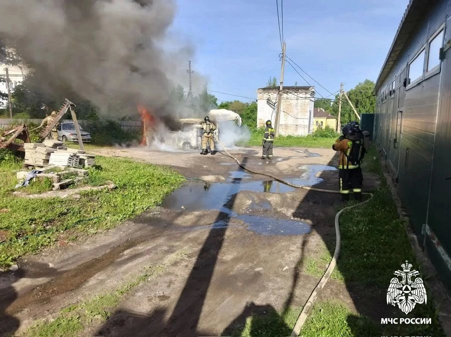 Вспыхнувшие пары бензина привели к возгоранию авто в Торжке Вспыхнувшие пары бензина привели к возгоранию авто в Торжке