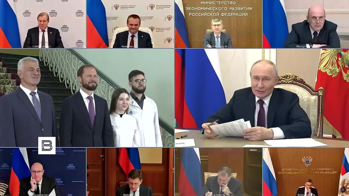 Владимир Путин поздравил с днем рождения врио губернатора Тверской области Виталия Королева и пожелал ему успехов на предстоящих выборах