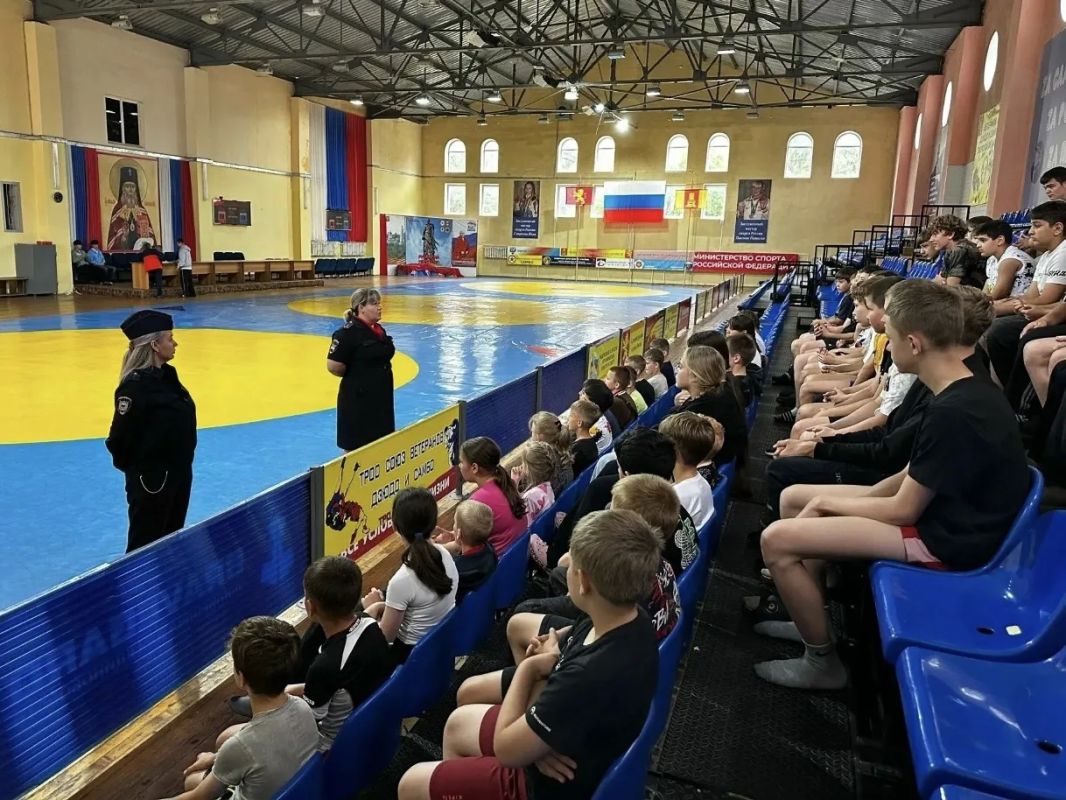 Сотрудники Госавтоинспекции и ПДН провели профилактическую встречу с воспитанниками летнего лагеря на базе «Школы Единоборств» в Ржевском муниципальном округе Сотрудники Госавтоинспекции и ПДН провели профилактическую встречу с воспитанниками летнего лагеря на базе «Школы Единоборств» в Ржевском муниципальном округе