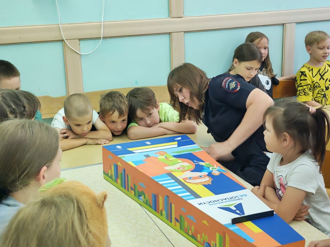 «Засветись!»: сотрудники Госавтоинспекции города Твери провели для ребят мастер-класс по изготовлению световозвращателей «Засветись!»: сотрудники Госавтоинспекции города Твери провели для ребят мастер-класс по изготовлению световозвращателей