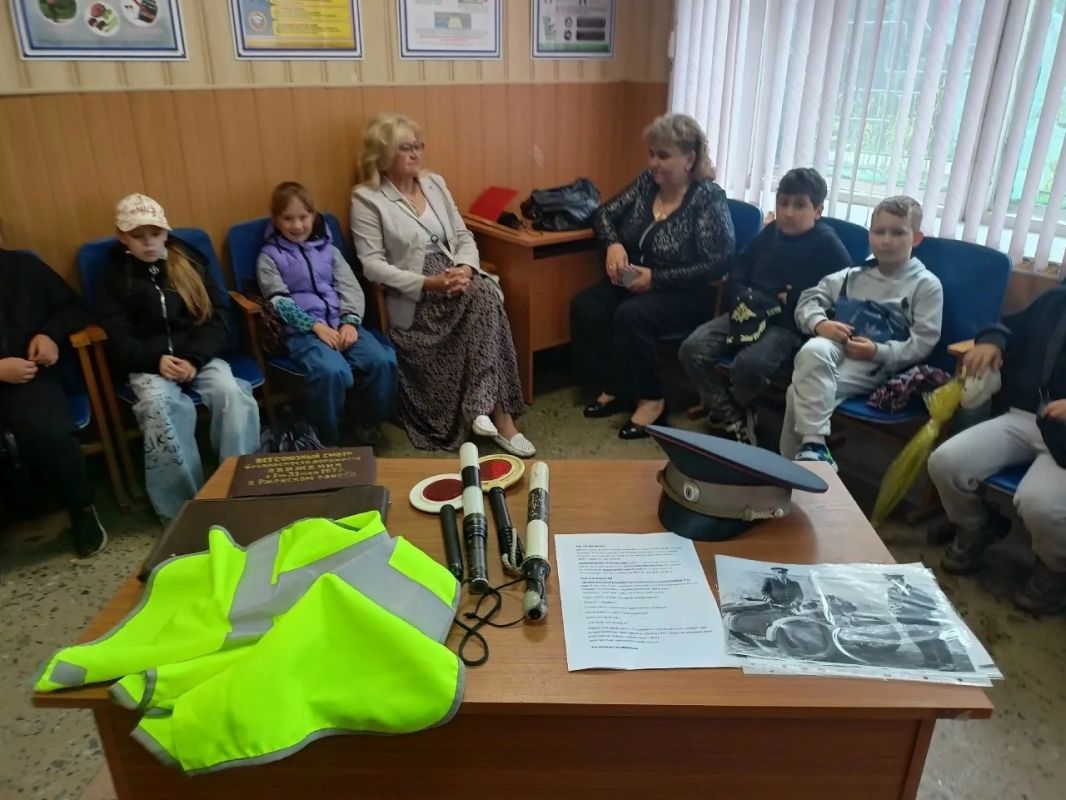 В Ржевском муниципальном округе автоинспекторы провели день открытых дверей для школьников В Ржевском муниципальном округе автоинспекторы провели день открытых дверей для школьников