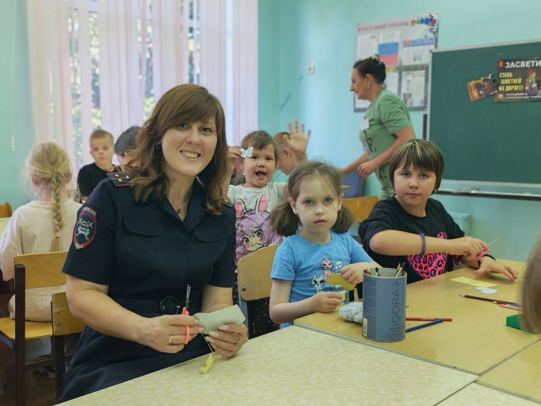 «Засветись!»: сотрудники Госавтоинспекции города Твери провели для ребят мастер-класс по изготовлению световозвращателей «Засветись!»: сотрудники Госавтоинспекции города Твери провели для ребят мастер-класс по изготовлению световозвращателей