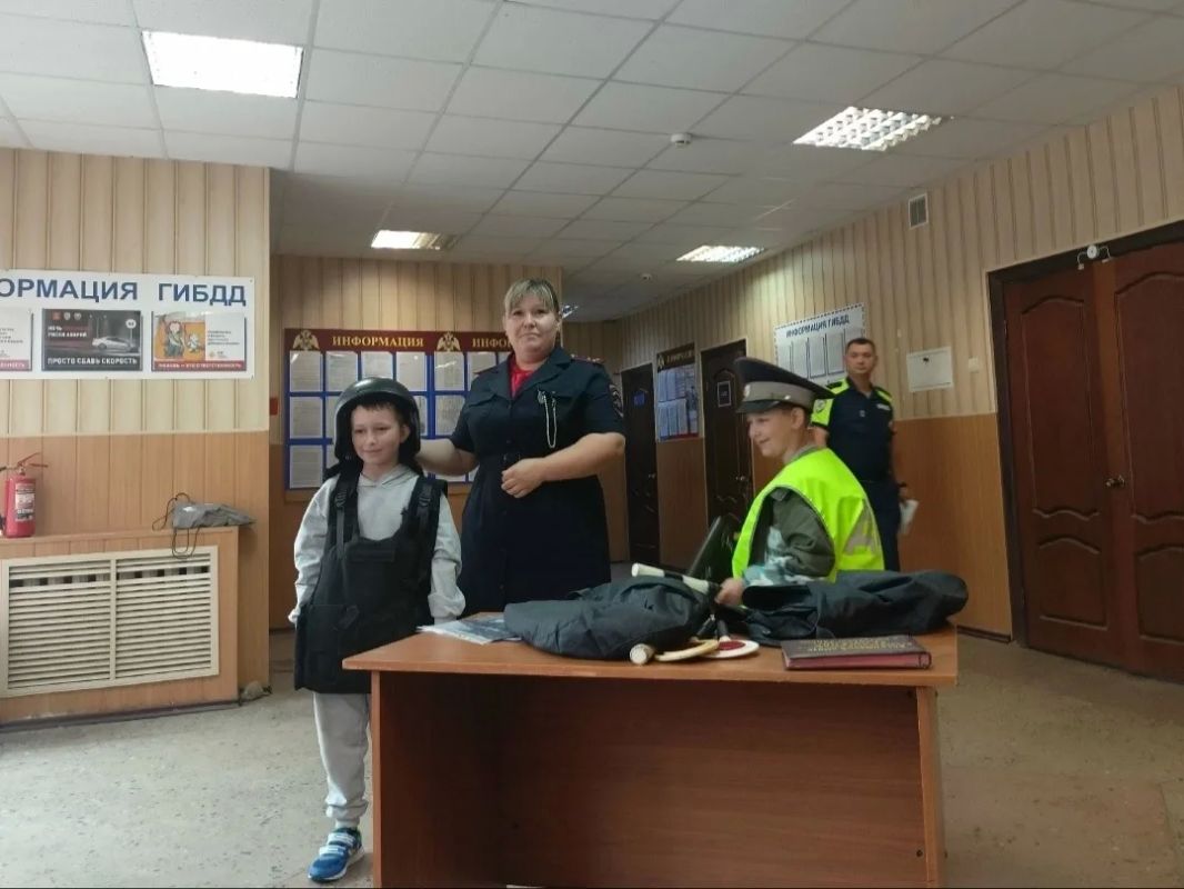 В Ржевском муниципальном округе автоинспекторы провели день открытых дверей для школьников В Ржевском муниципальном округе автоинспекторы провели день открытых дверей для школьников