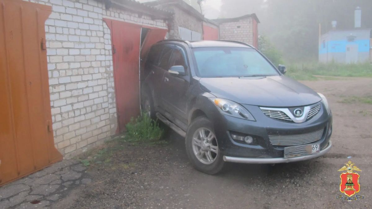 В Торжке юный угонщик въехал на угнанном автомобиле в гараж