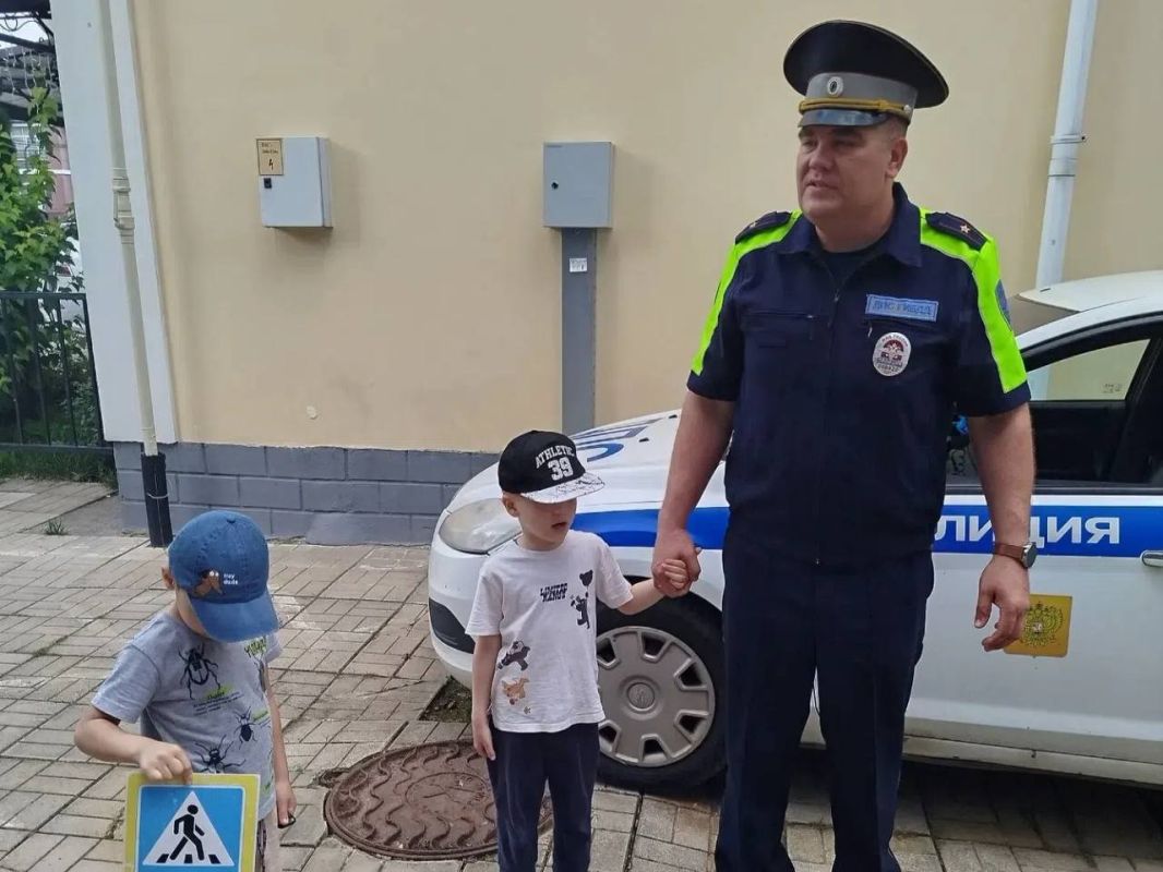 Госавтоинспекция города Твери провела мероприятие «Вместе за безопасное лето» для ребят из детского сада «Bambini» Госавтоинспекция города Твери провела мероприятие «Вместе за безопасное лето» для ребят из детского сада «Bambini»