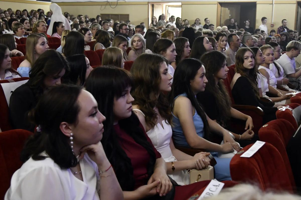 Председатель Законодательного Собрания Тверской области Сергей Голубев поздравил студентов Тверского медицинского колледжа с окончанием учебы