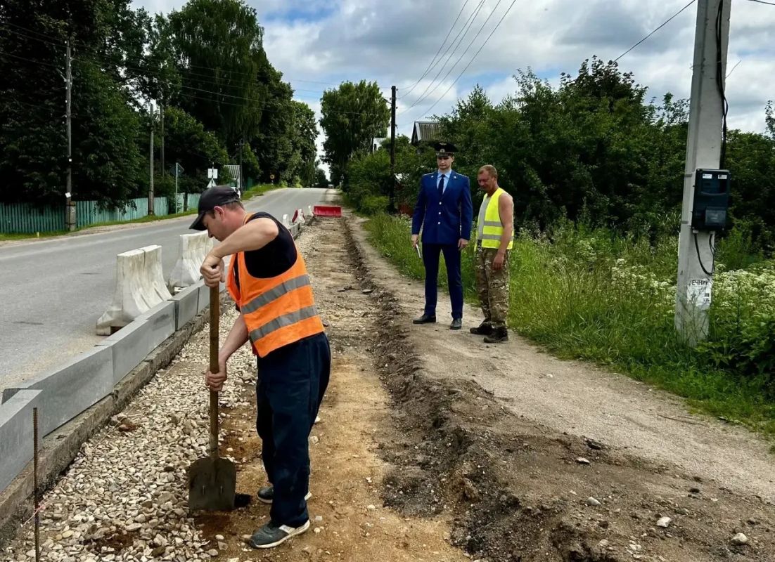 Прокуратурой Кувшиновского района контролируется ход проведения работ по благоустройству территории автомобильной дороги в г. Кувшиново, которые проводятся в рамках реализации национального проекта «Инфраструктура для жизни» Прокуратурой Кувшиновского района контролируется ход проведения работ по благоустройству территории автомобильной дороги в г. Кувшиново, которые проводятся в рамках реализации национального проекта «Инфраструктура для жизни»