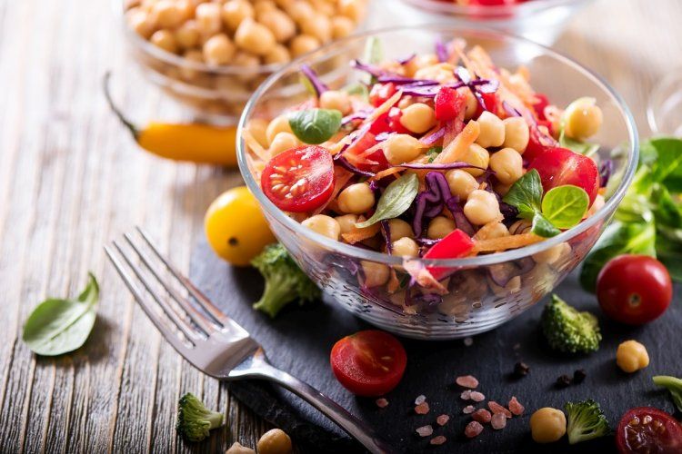 Овощной салат с запеченным нутом и моцареллой: идеальное сочетание вкуса и пользы