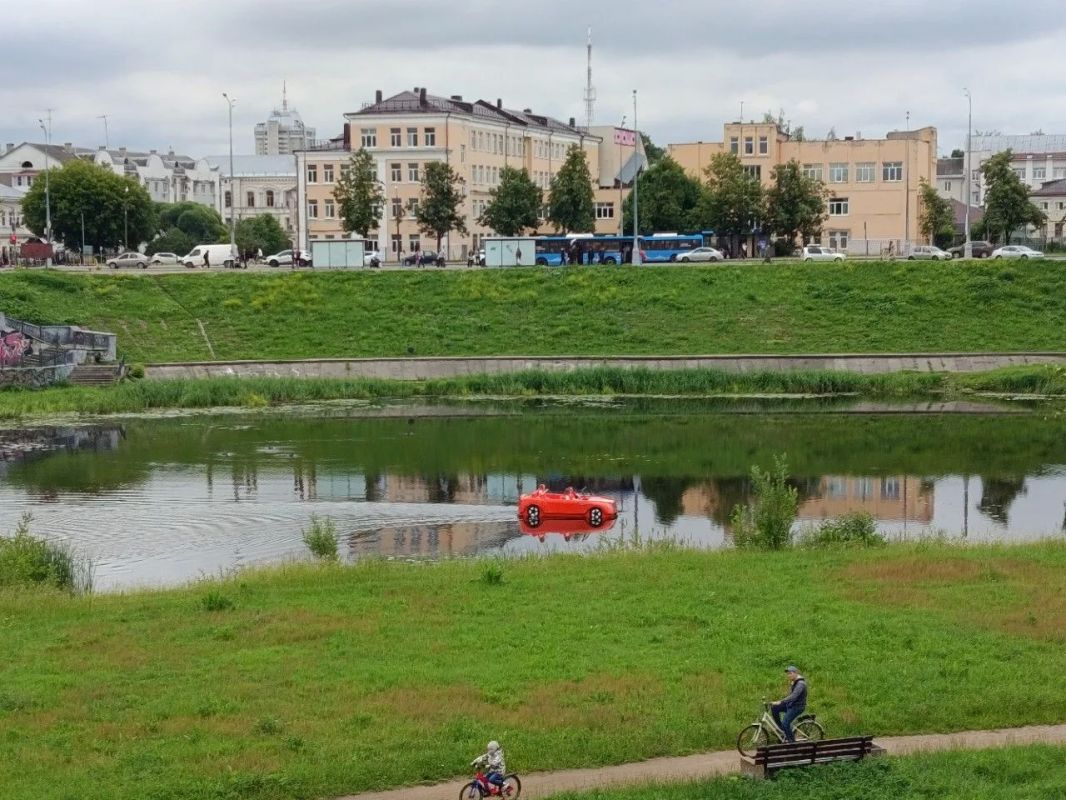В Твери заметили красный кабриолет, ловко маневрирующий по реке В Твери заметили красный кабриолет, ловко маневрирующий по реке