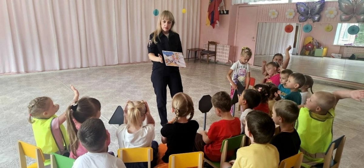 В Западнодвинском муниципальном округе автоинспекторы провели обучающий урок для дошкольников В Западнодвинском муниципальном округе автоинспекторы провели обучающий урок для дошкольников