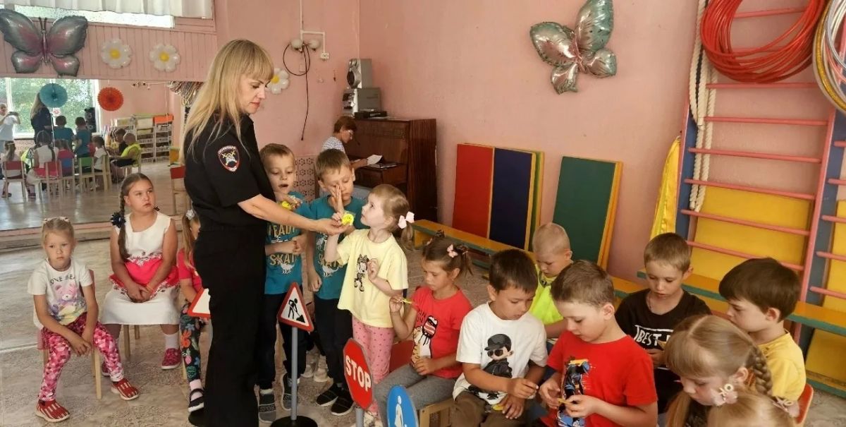 В Западнодвинском муниципальном округе автоинспекторы провели обучающий урок для дошкольников В Западнодвинском муниципальном округе автоинспекторы провели обучающий урок для дошкольников