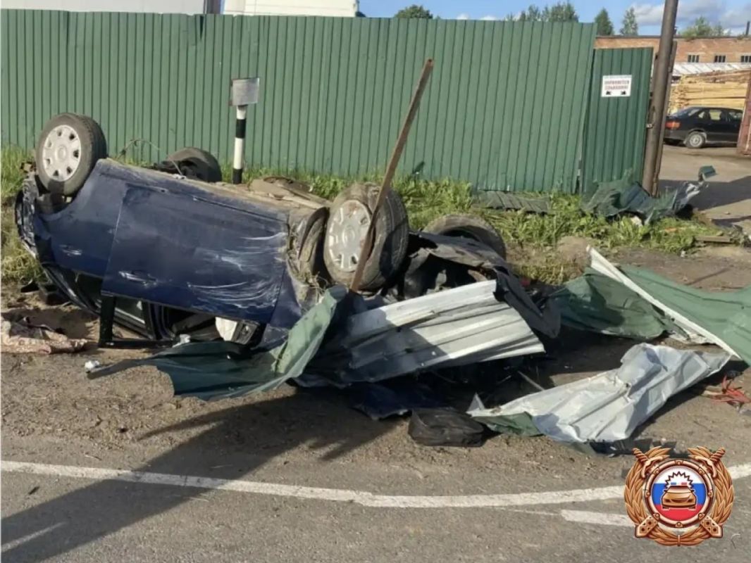 В Тверской области перевернулся автомобиль, водитель и пассажиры погибли В Тверской области перевернулся автомобиль, водитель и пассажиры погибли