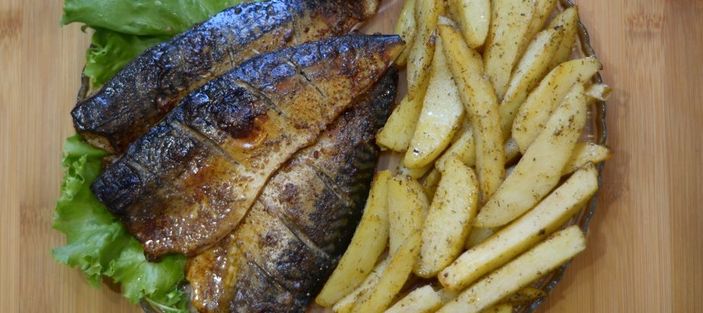 Запечённая скумбрия с картошкой: быстрый и полезный вариант для всей семьи