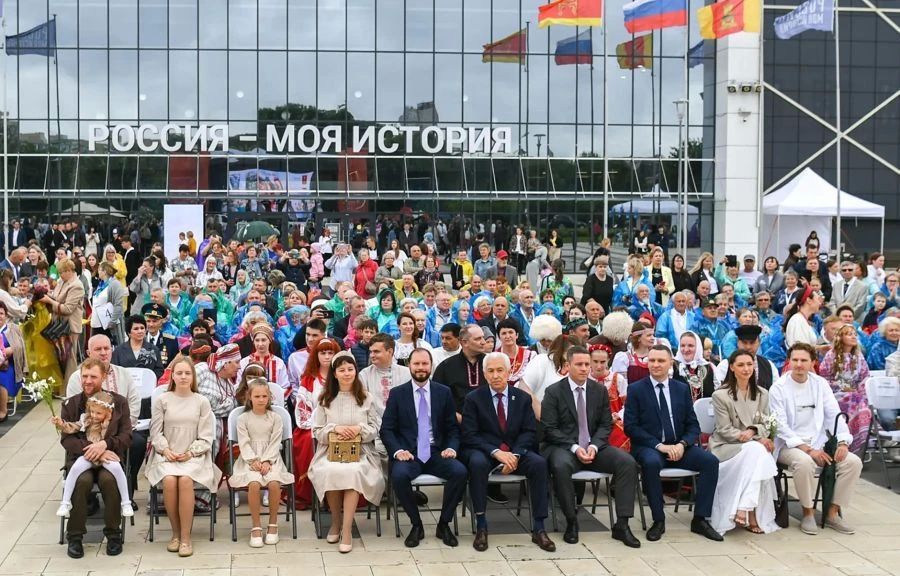 Виталий Королев наградил тверские семьи на праздничном фестивале в Твери Виталий Королев наградил тверские семьи на праздничном фестивале в Твери