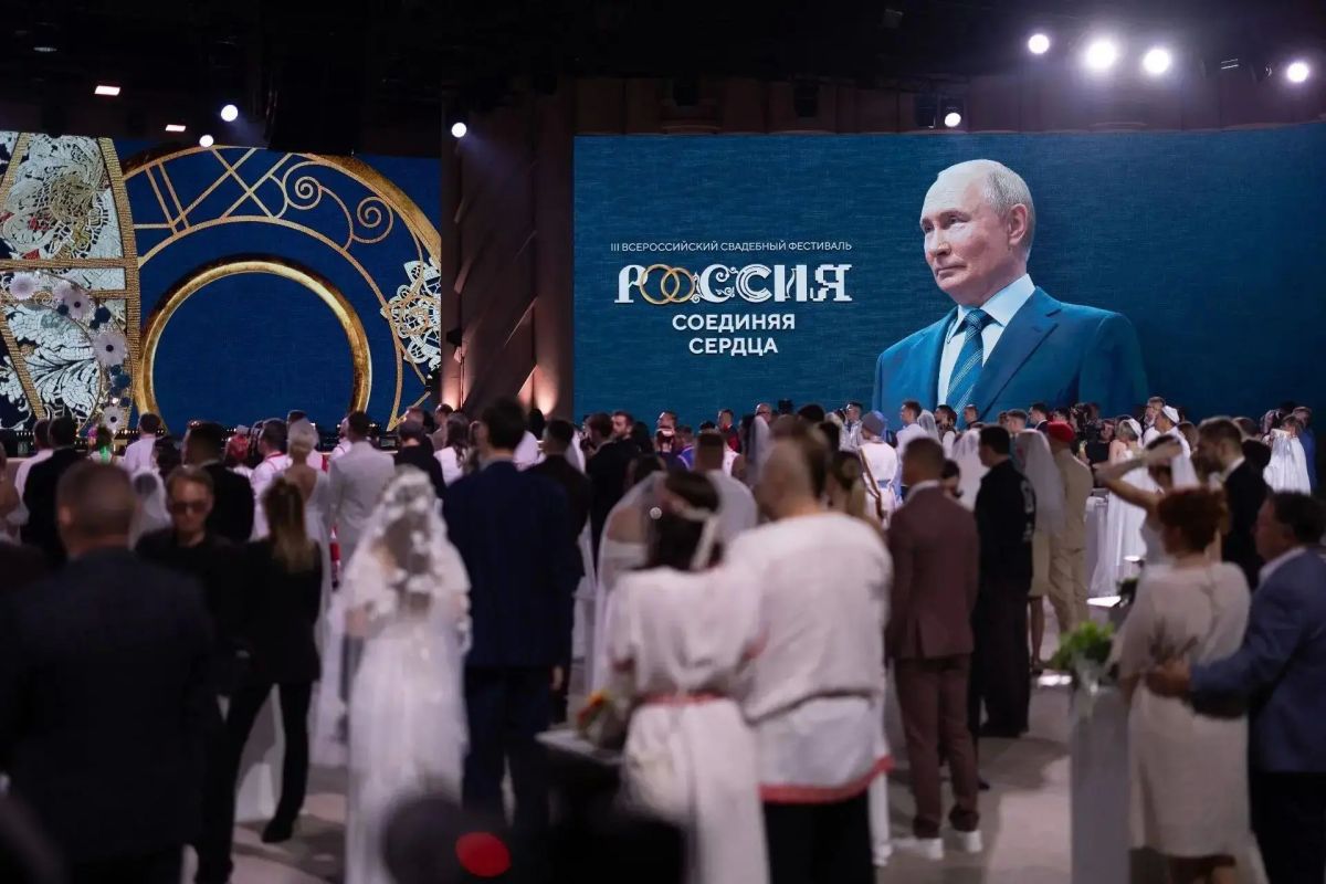 В День семьи, любви и верности в Национальном центре «Россия» стартовал III Всероссийский свадебный фестиваль, где в числе влюбленных пар со всей страны участвовали Элина Хору и Павел Грибкин, Диана Зиборова и Илья Колосов... В День семьи, любви и верности в Национальном центре «Россия» стартовал III Всероссийский свадебный фестиваль, где в числе влюбленных пар со всей страны участвовали Элина Хору и Павел Грибкин, Диана Зиборова и Илья Колосов...