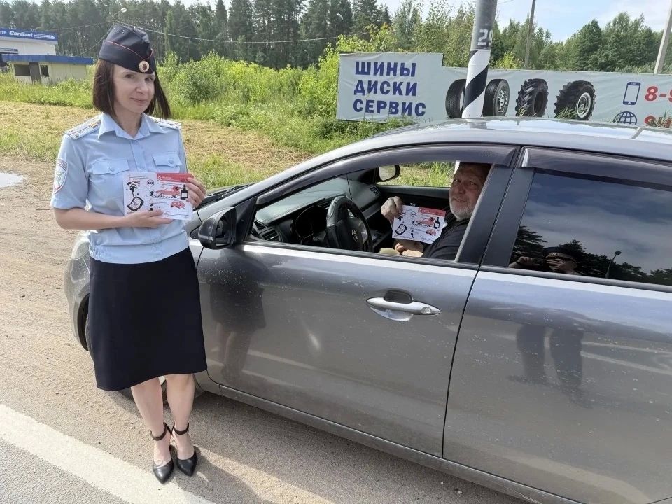 В Вышневолоцком муниципальном округе на федеральной трассе М-10 «Россия» автоинспекторы провели профилактическую акцию для водителей В Вышневолоцком муниципальном округе на федеральной трассе М-10 «Россия» автоинспекторы провели профилактическую акцию для водителей